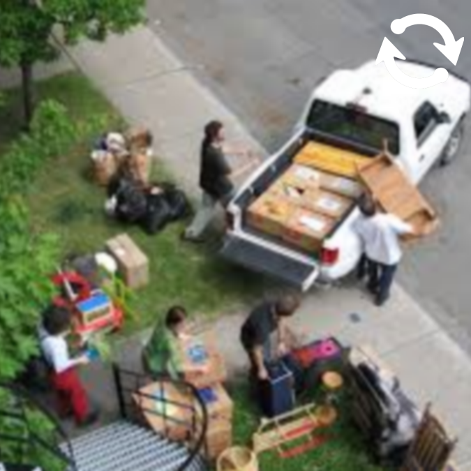 Des personnes déménagent des meubles et cartons dans une camionnette