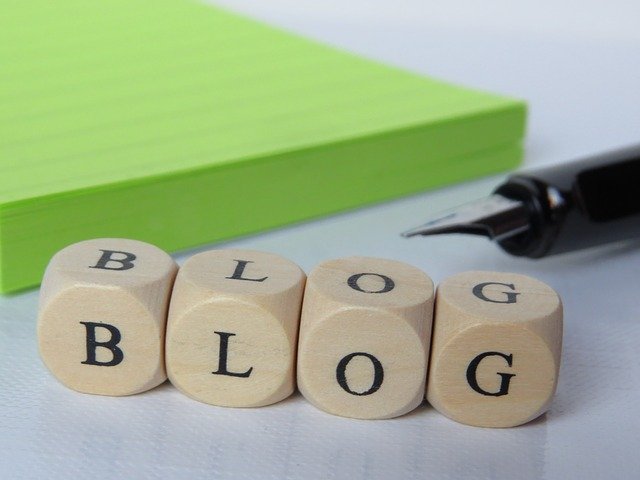 Dés alignés formant le mot "blog"